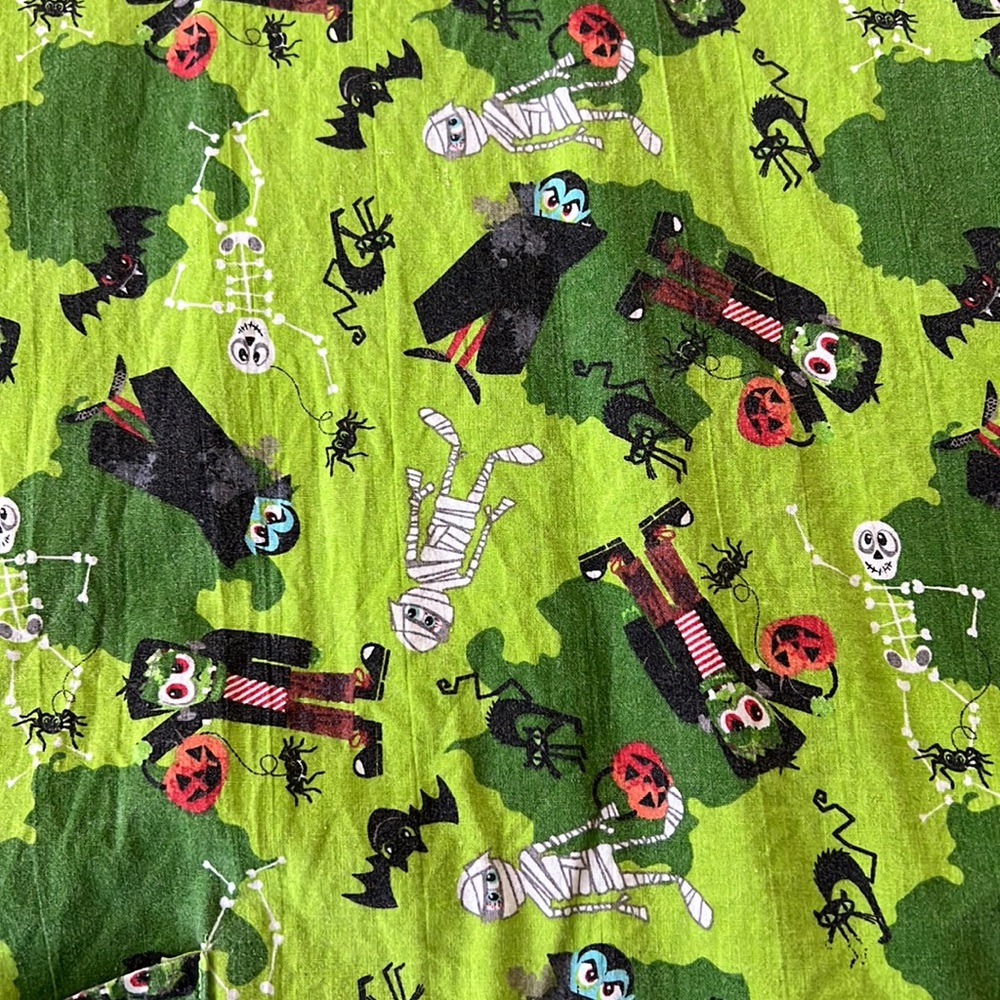 Halloween Scrub Top. Sz L - Picture 2 of 5
